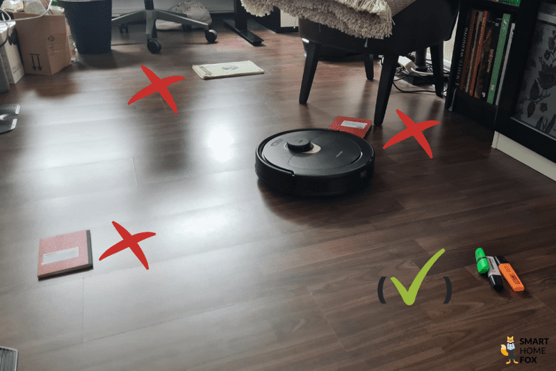 Der Roborock Q Revo beim Hinderniserkennungstest von flachen Gegenständen im Arbeitszimmer.
